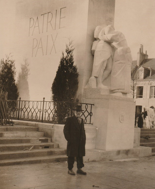 Ernest Nivet photographié devant le monument aux morts de la ville de Châteauroux, la veille de l’inauguration