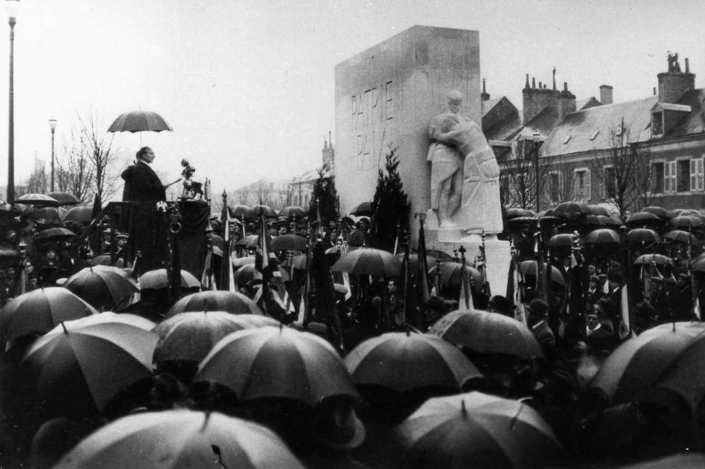 Le ministre des Affaires étrangères Yvon Delbos lors de l’inauguration du monument aux morts de la ville de Châteauroux, le 31 janvier 1937.