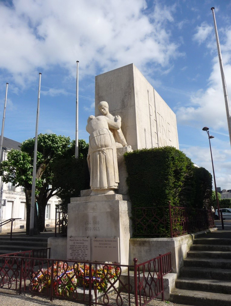 Le monument aux morts de la ville de Châteauroux, place La Fayette.